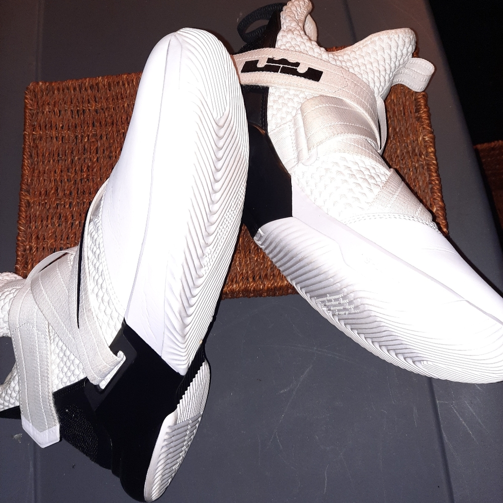 Nike LeBron Soldier 12 Size 13